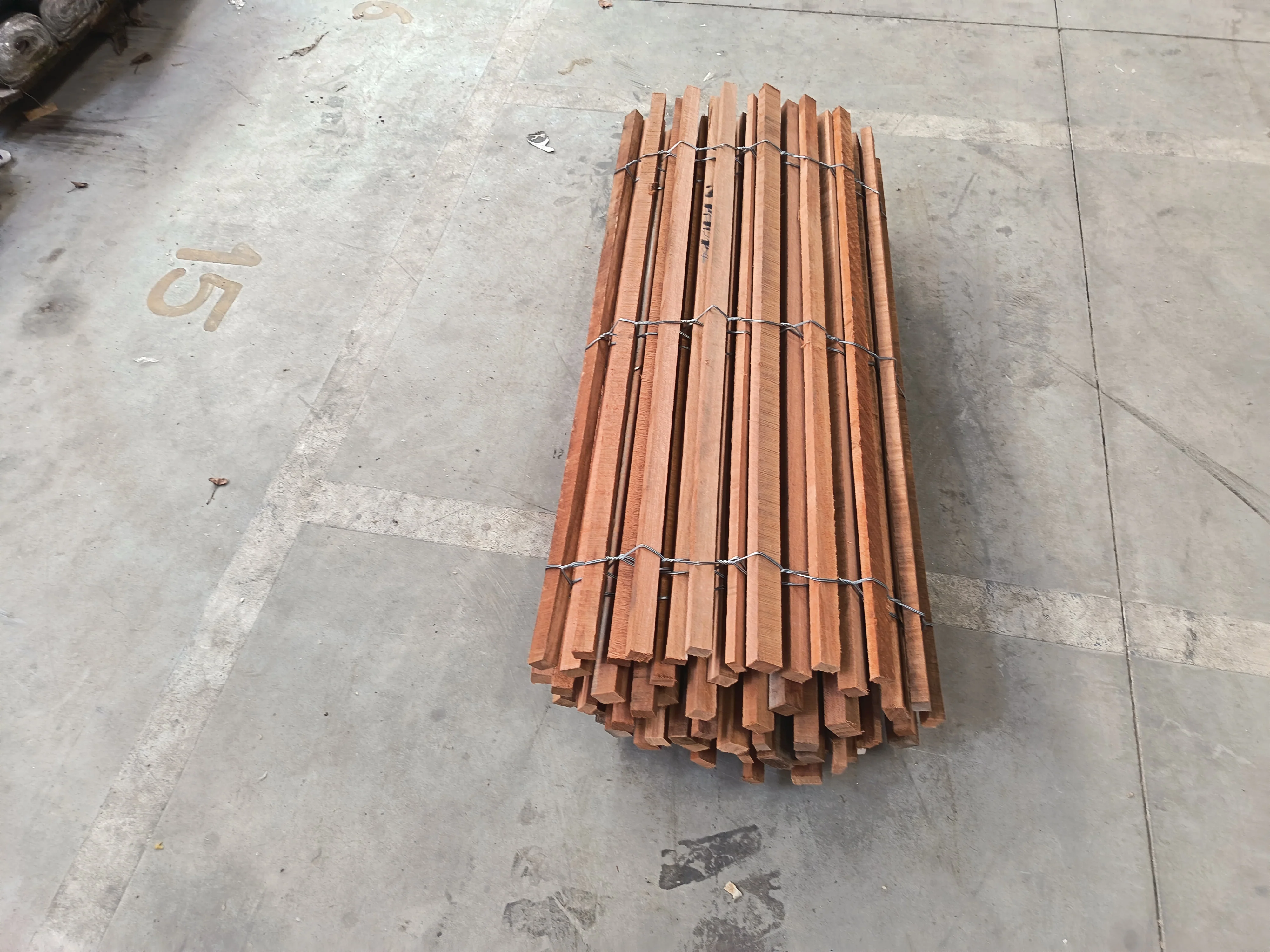 Ganivelle bois massif bois exotique rouge - hauteur 120 cm - L=5m - non appointée (écart 4/5 cm) - Image 3