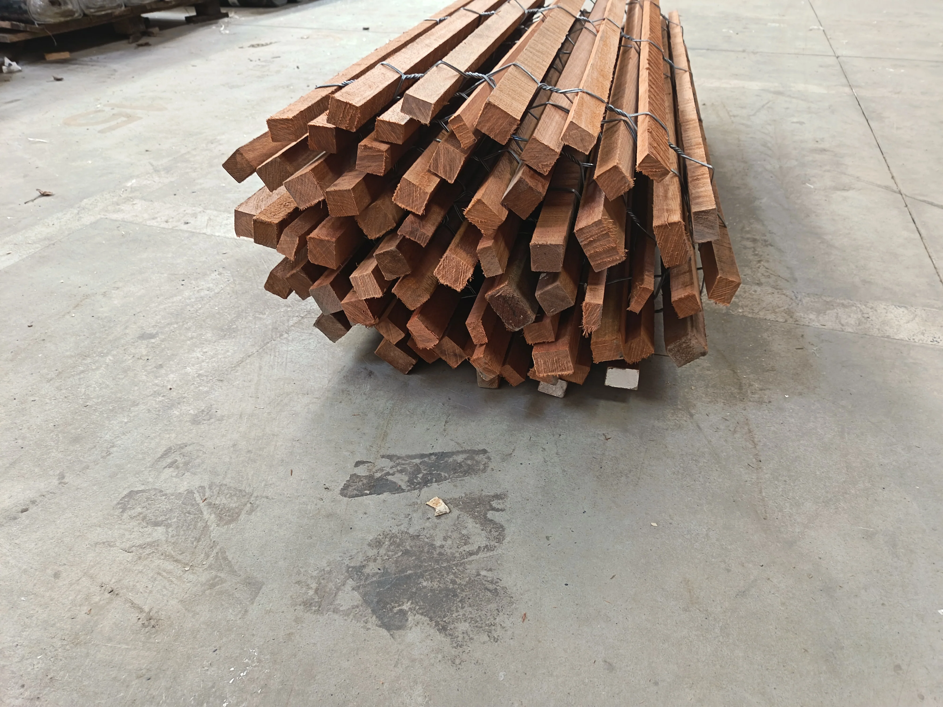 Ganivelle bois massif bois exotique rouge - hauteur 120 cm - L=5m - non appointée (écart 4/5 cm) - Image 4